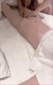 新婚夫妻给老婆找男技师做SPA，刚开始不同意最后被肏到求饶