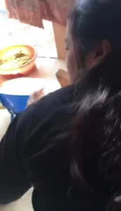 熟女老公刚走，阳台强推熟女窗户外面还有人