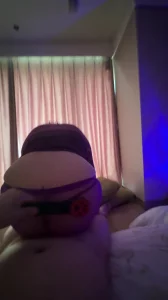 紫色丝袜的骚少妇