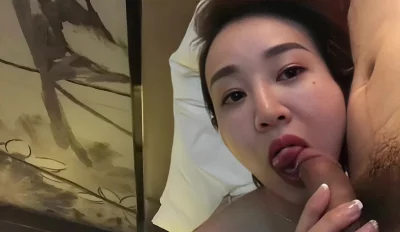 气质少妇，开宝马的小领导，这皮肤保养的真的完美，男人最爱的一款少妇