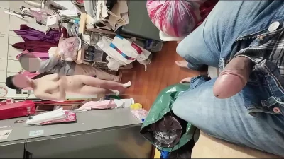 刺激！在服装店当着裁缝阿姨的面和男友操逼 边操还边跟阿姨聊天