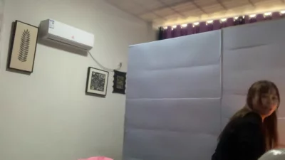 少妇抱着枕头