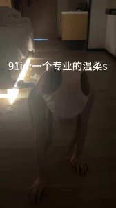 [原创]调教08年嫩母狗之内裤套爬行吃鸡，完整版主页，