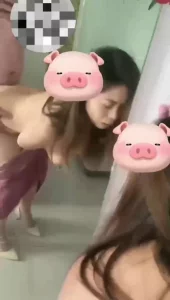 和44岁大屁股熟女偷情，刚进屋就受不了了，裤子都没脱就直接插入肥臀