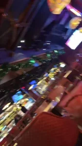 酒吧里偷偷口交！