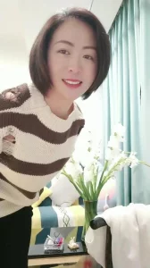 短发少妇裸聊换衣服诱惑