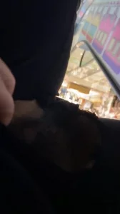 商场人前露出大骚屄1